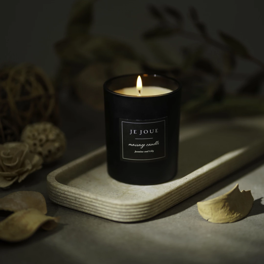 Je Joue Massage Candle Jasmine Lily - Świeca do masażu jaśmin lilia 120g - Boutique Anelma <p>Discover the indulgent care of the <strong>Je Joue Jasmine Lily Scented Body Massage Candle 120g</strong> – a unique body care accessory designed for relaxation and nourishment. Crafted with a rich blend of natural soy wax and carefully selected essential oils