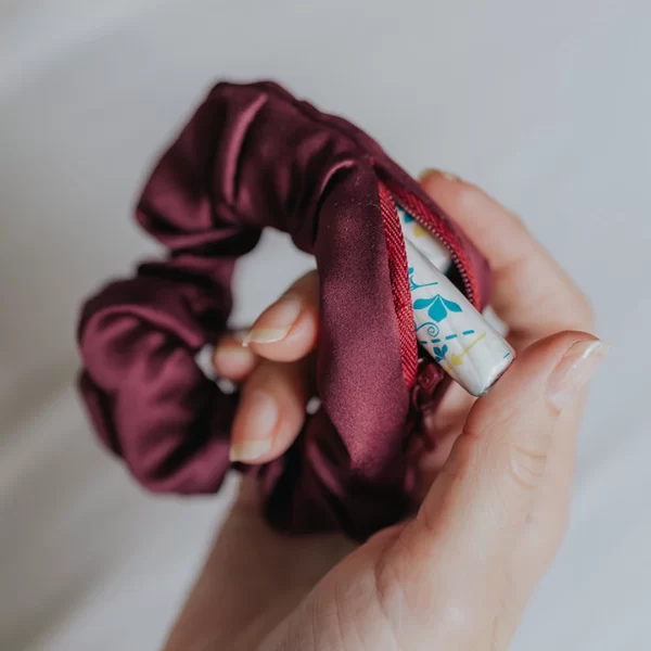 <p><strong>Discover the Secret Pocket Scrunchie Purple by Secret Hair</strong> â€“ your new go-to accessory for both style and practicality! This innovative scrunchie combines a soft