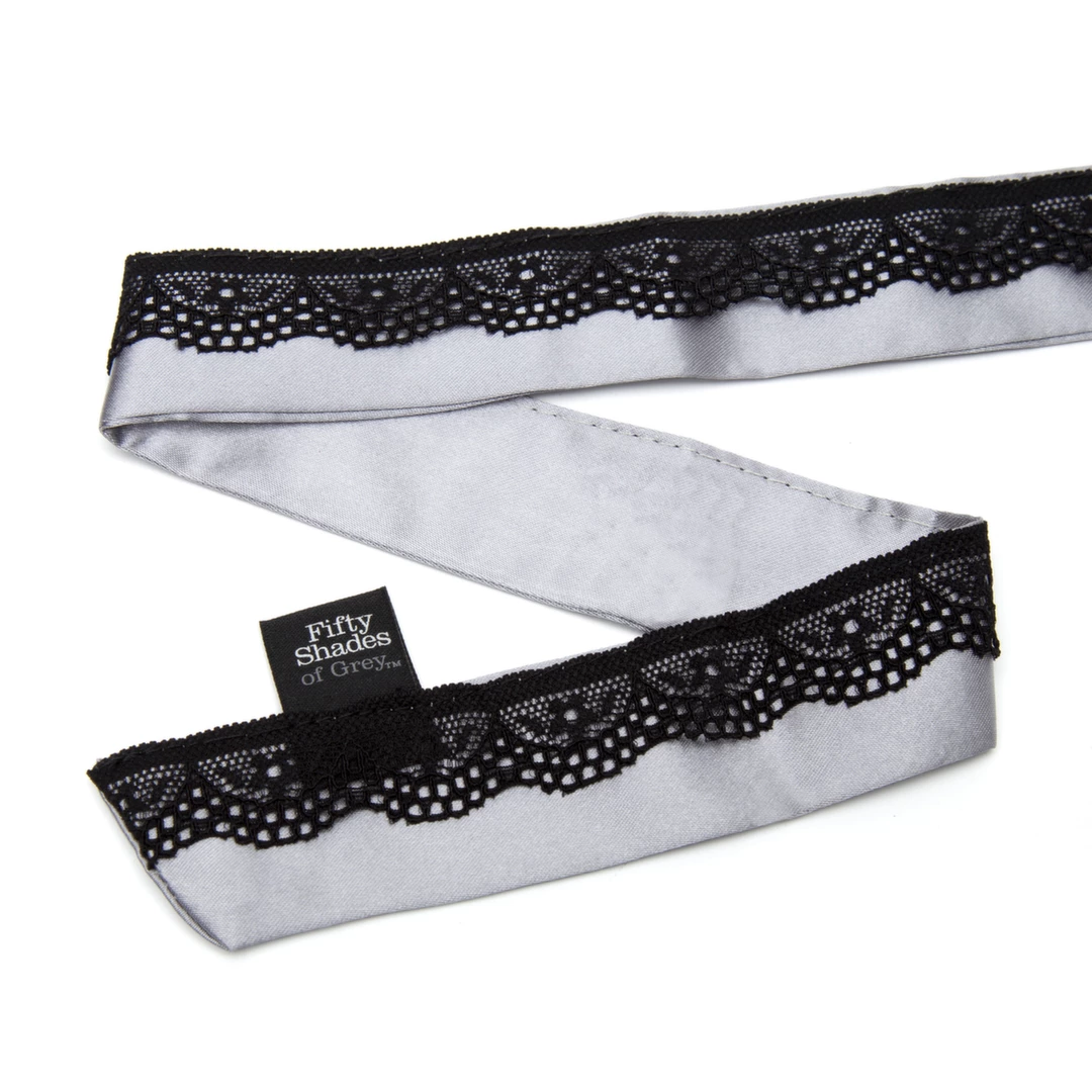 clamps - Boutique Anelma offers a refined accessory for those looking to enhance their personal collection with a combination of comfort and classic design.</p>