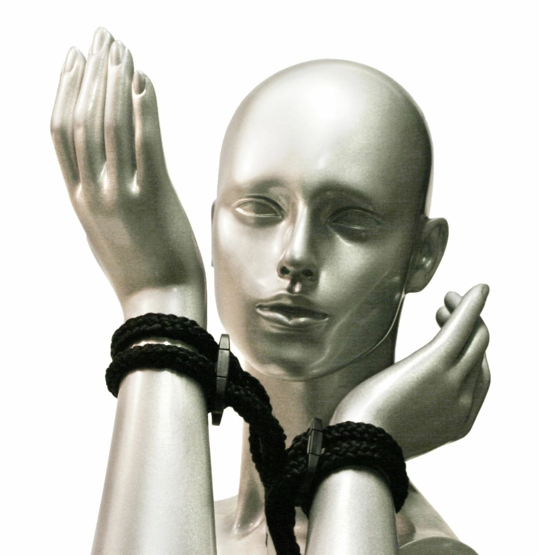 XR Brands Original Sin - wytrzymałe czarne kajdanki linowe 48 cm - Boutique Anelma <strong>Original Sin Adjustable Rope Cuffs Black 48cm</strong><br><br>Enhance your collection of intimate accessories with the Original Sin Adjustable Rope Cuffs
