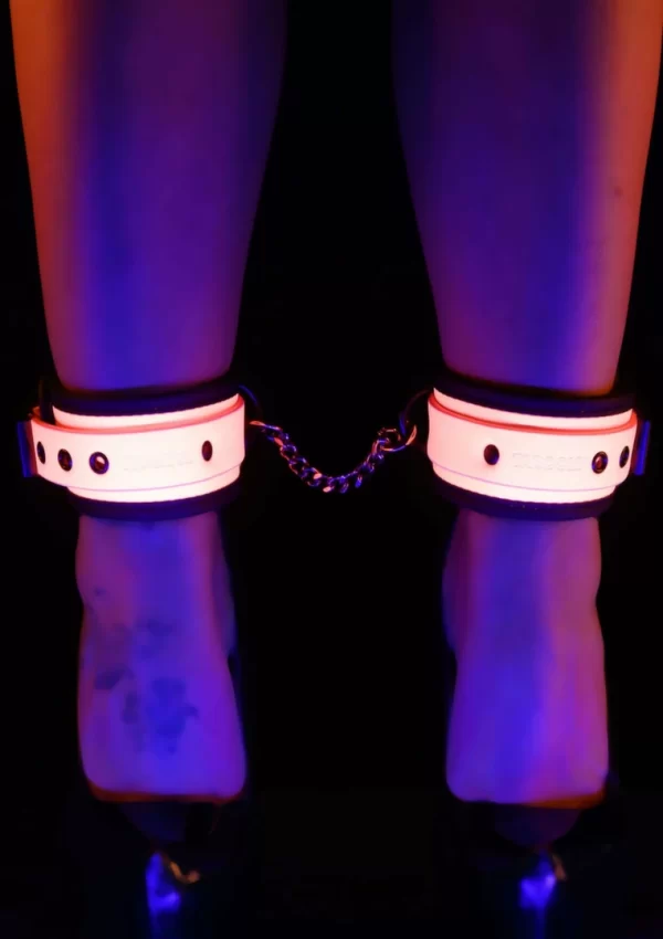 <p>Discover a new level of style and functionality with the <strong>TABOOM Glow in the Dark Ankle Cuffs</strong>. Designed for those who value both aesthetics and durability