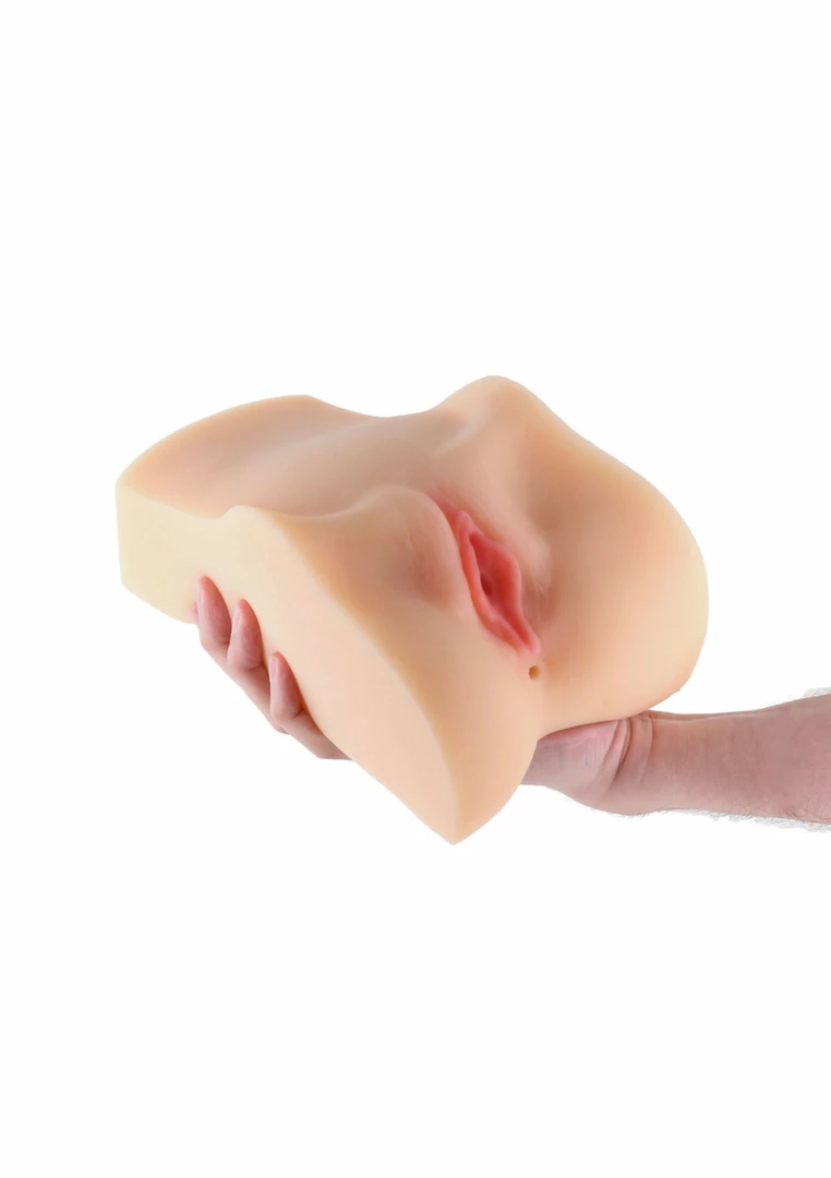 Barely Legal Daisy Intimate Machine Soft TPE Anatomical Sleeve 14cm combines an ergonomic design for comfortable