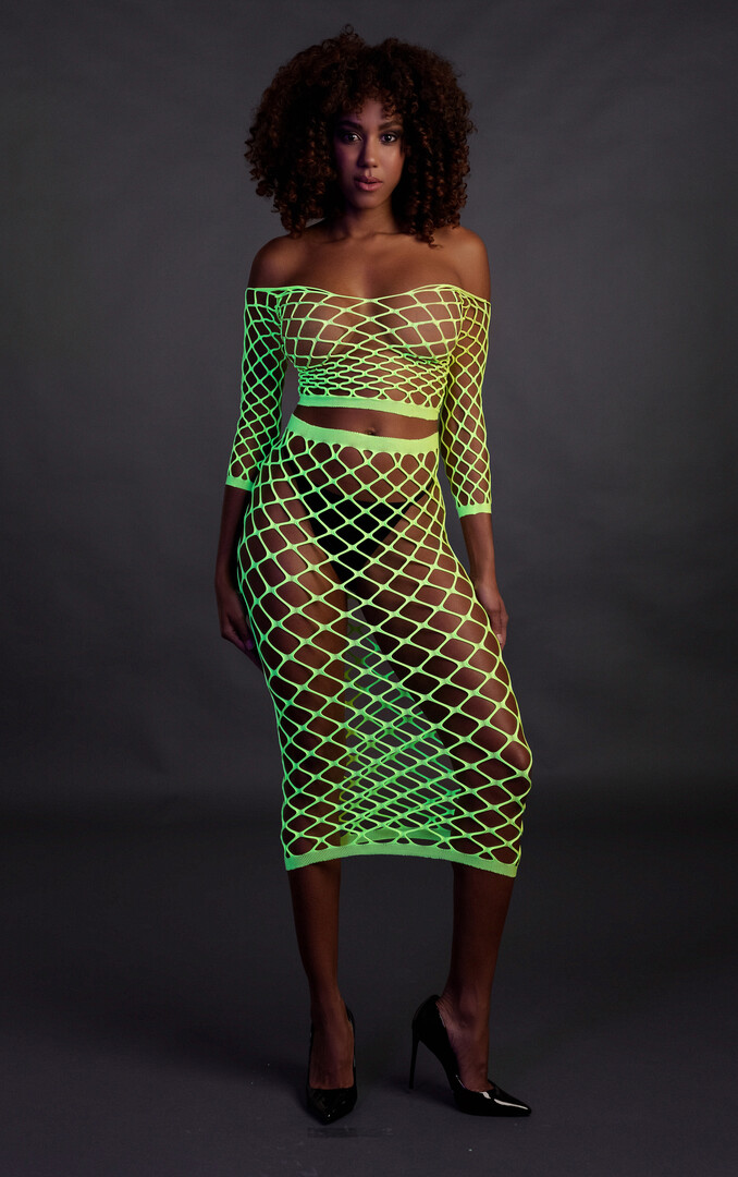 making it a stunning choice for special occasions.UV Activated Allure: Designed with UV-activated materials